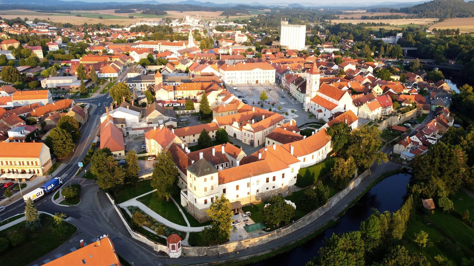 Letecký pohled na Horažďovice s náměstím a zámkem
