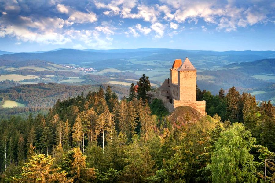 Hrad Kašperk se dvěma věžemi nad lesy