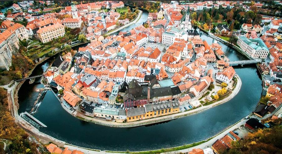Český Krumlov v meandru Vltavy z výšky