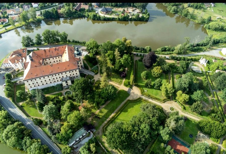 Zámek Lnáře s rybníkem a zahradou z výšky