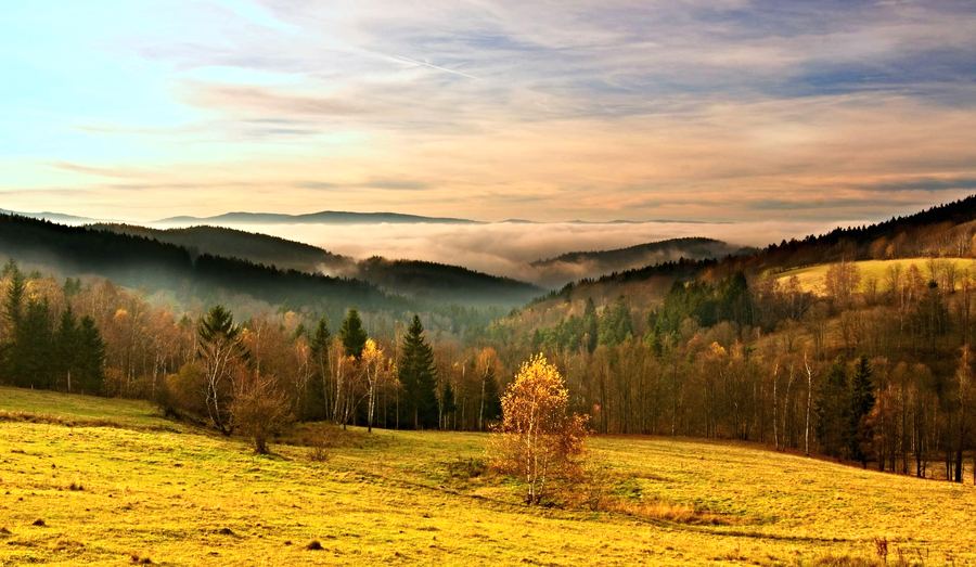 Podzimní šumavská krajina s mlhou v údolí