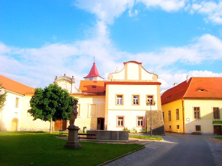 Nádvoří zámku Horažďovice se sochou a stromem